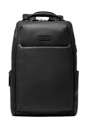 Schwarzer rechteckiger Leder-Rucksack mit Tragegriff oben, gepolsterten Schulterriemen, vorderer Reißverschlusstasche und kleinen Markenlogos auf der Vorderseite.