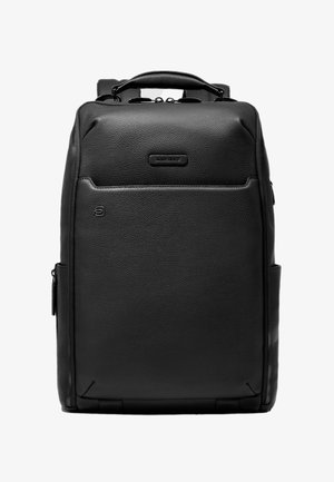 Schwarzer rechteckiger Leder-Rucksack mit Tragegriff oben, gepolsterten Schulterriemen, vorderer Reißverschlusstasche und kleinen Markenlogos auf der Vorderseite.