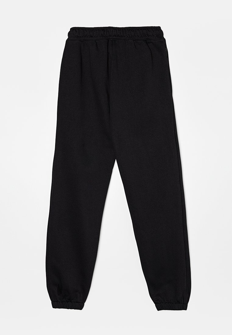 Schwarze Jogginghose mit elastischem Bund, schmal zulaufenden Säumen und einer glatten Stoffstruktur. Einfaches, minimalistisches Design ohne zusätzliche Details.
