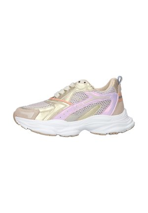 Beige und rosa Mesh- und Wildleder-Sneaker mit dicker weißer Sohle, Schnürverschluss und Zuglasche an der Ferse, von der Außenseite gezeigt.