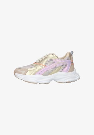 Beige en roze mesh- en suède sneaker met dikke witte zool, vetersluiting en trek lus aan de hiel, gezien vanaf de buitenkant.