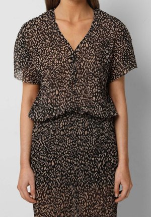 Czarna bluzka z krótkim rękawem i dekoltem w kształcie litery V, z pstrokatym wzorem w kolorze beżowym i jasnobrązowym, delikatnie marszczona w talii, co zapewnia luźny krój.