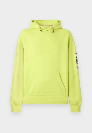 Jasnozielona bluza z kapturem z przednią kieszenią kangur i naszywką z logo na prawym rękawie, prezentowana na białym tle.