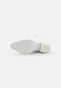 Jeffrey Campbell DAGGET - Kovbojské/motorkárske čižmy - white