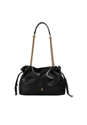 Bolso de mano de cuero negro con un diseño suave y relajado, que cuenta con una correa de cadena dorada y un emblema decorativo de calavera en el frontal.