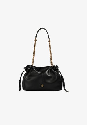 Bolso de mano de cuero negro con un diseño suave y relajado, que cuenta con una correa de cadena dorada y un emblema decorativo de calavera en el frontal.