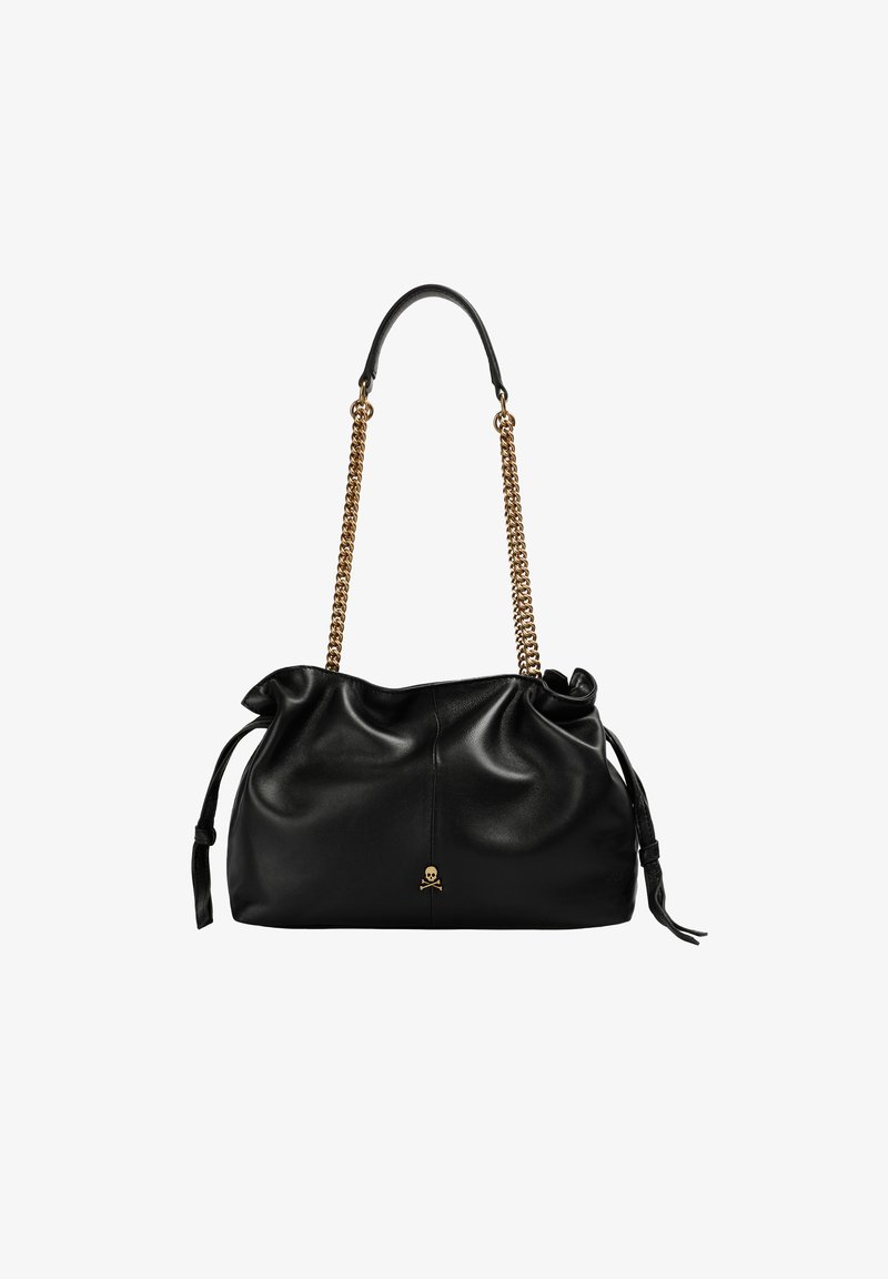 Zwarte leren handtas met een zachte, slungelige uitstraling, voorzien van een gouden kettingband en een decoratief schedelembleem aan de voorkant.