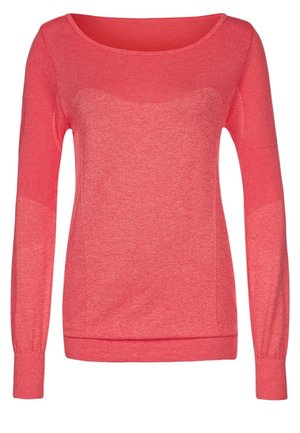 Pull rose corail à manches longues pour femme avec un large col rond et des poignets ajustés sur fond blanc.