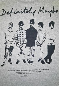 Grå T-shirt med sort grafik af fem figurer, med teksten "Definitely Maybe" øverst. Bemærkelsesværdige detaljer inkluderer mønstre på skjorterne.