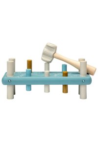 Træ bankeleg med en lys blå base, der har hvide og gyldne søm, en gummihammer og dekorative tegninger på overfladen.