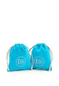 Bolsas de tela azules con cordón y el logotipo "Elli" en un acento circular. Textura suave con cordones plateados y parte superior fruncida. Se muestran dos bolsas.