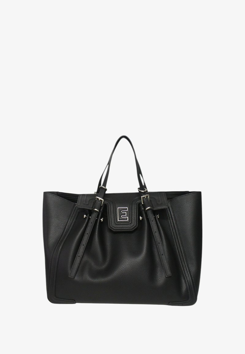 Borsa a tote in pelle nera con una forma strutturata, doppio manico superiore e un davanti decorativo con una patta che presenta una lettera E impressa.