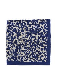 Carré de foulard à motifs abstraits bleus et blancs avec une bordure unie bleue, posé à plat sur un fond blanc.