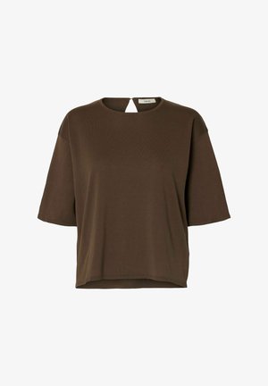 Kortärmelig, loszittend bruin shirt met ronde hals en kleine achterste sleutelgatopening, gemaakt van zachte gebreide stof.