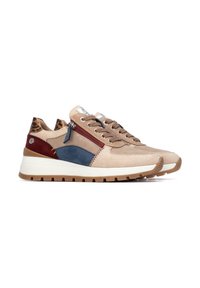 Zapatillas de ante beige con acentos en azul y marrón, que presentan un talón con textura de estampado animal, cordones en la parte delantera y suela de goma con patrones de agarre.