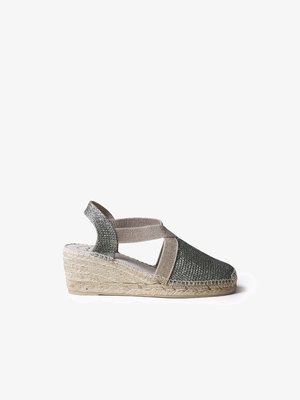 Wedge espadrille sandaal met een groene geweven bovenkant, beige elastische banden en een jute touwzool. Ontwerp met gesloten achterkant.