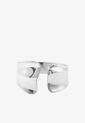 Pulsera de brazalete de plata pulida con extremos abiertos, bordes suaves y redondeados y diseño de banda ancha.