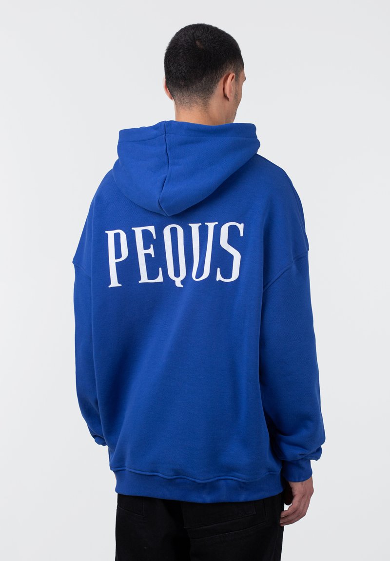 Felpa blu con tasca a marsupio e testo bianco "PEQUS" sul retro, dotata di maniche lunghe e cappuccio con coulisse. Tessuto morbido.
