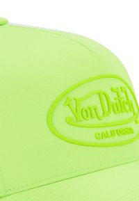 Casquette vert fluo en tissu texturé, ornée d'un logo en relief de la même teinte qui indique « Von Dutch CALIFORNIA » sur le panneau avant.