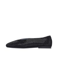 Ballerine nere con un design in rete, caratterizzate da una superficie liscia, punta affusolata e suola bassa. Accentuate da perforazioni decorative.