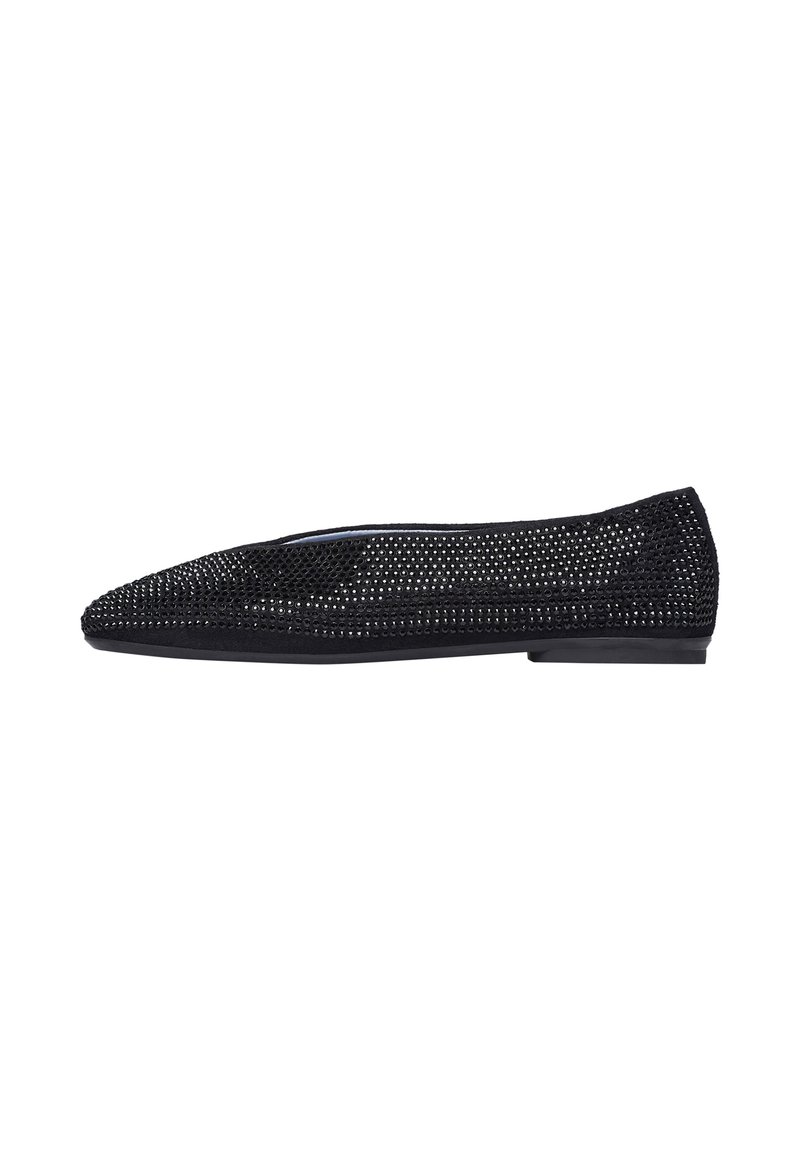 Ballerine nere con un design in rete, caratterizzate da una superficie liscia, punta affusolata e suola bassa. Accentuate da perforazioni decorative.