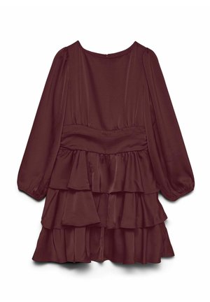Bordowa sukienka wykonana z gładkiego, lekkiego materiału, z długimi bufkowymi rękawami, dopasowaną talią i wielowarstwowymi falbanami przy dole.