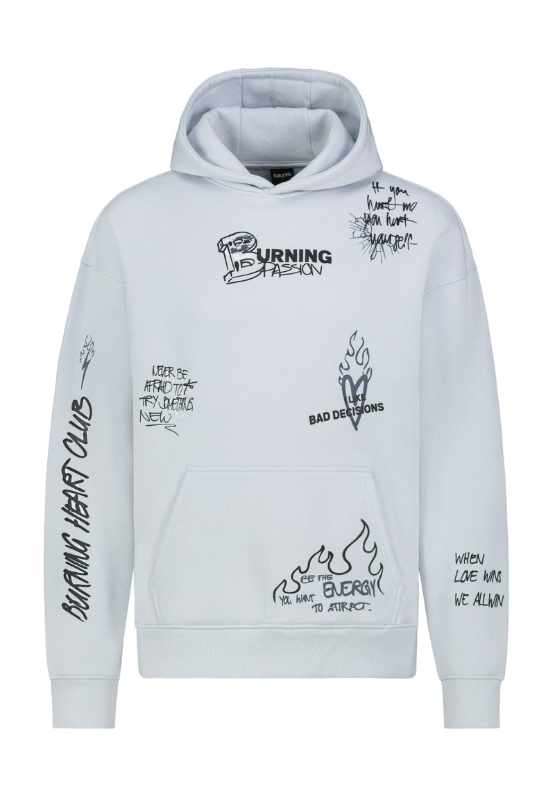Weißer Hoodie mit Fronttasche, der schwarzen grafischen Text und Flammenmotive zeigt. Bemerkenswerte Phrasen sind "Brennende Leidenschaft" und "Schlechte Entscheidungen."