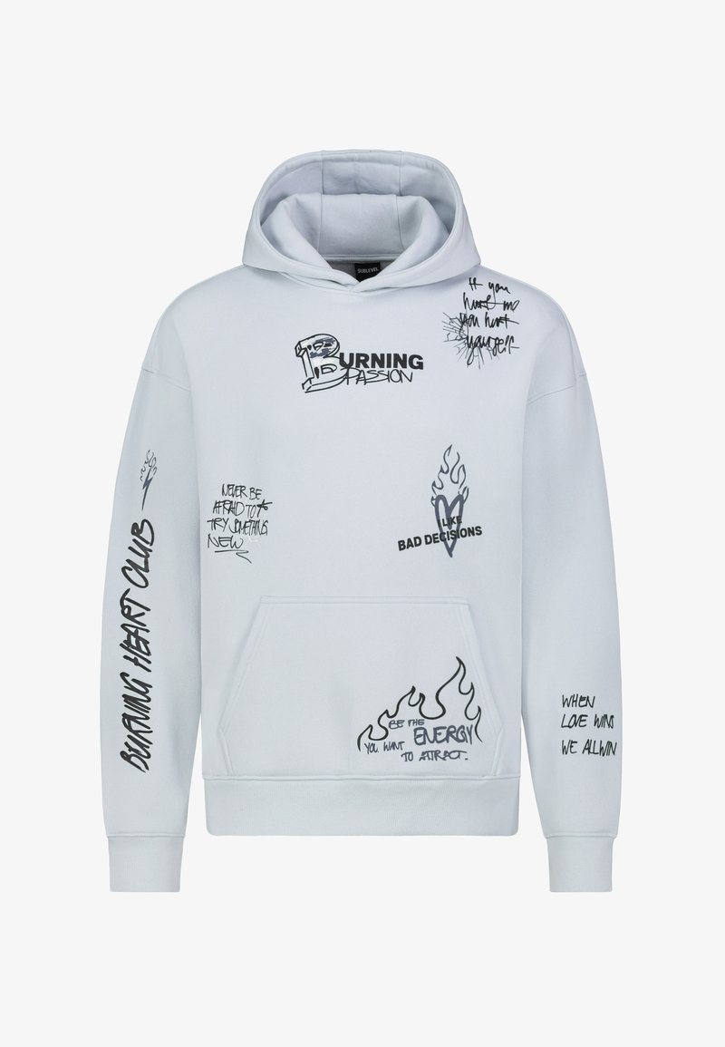 Weißer Hoodie mit Fronttasche, der schwarzen grafischen Text und Flammenmotive zeigt. Bemerkenswerte Phrasen sind "Brennende Leidenschaft" und "Schlechte Entscheidungen."