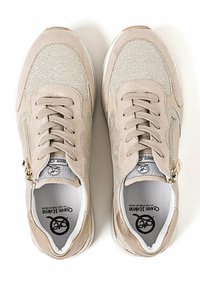 Scarpe da ginnastica beige con una combinazione di suede e tessuto a rete, punta arrotondata, design con lacci e una cerniera laterale per un facile accesso.