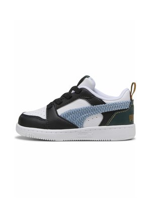 Baskets noires, blanches et bleues avec une tige en cuir texturé, un bout perforé pour la respirabilité, et un dos vert contrastant avec des accents dorés.