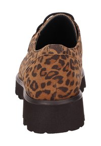 Chaussure en daim imprimé léopard avec un bout arrondi, semelle en caoutchouc noire et boucle à l'arrière pour un enfilage facile. La partie supérieure présente un motif animal texturé.