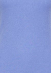 Texture de tissu côtelé bleu clair avec des fines lignes verticales, mettant en valeur le détail du matériau et l'uniformité du motif.