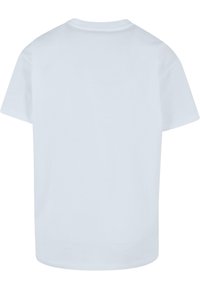 T-shirt bianco a maniche corte in cotone, con scollatura a girocollo e una texture semplice e liscia, priva di qualsiasi design o logo visibile.
