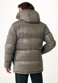 Giubbotto imbottito in grigio neutro con una texture liscia e lucida. Presenta un cappuccio removibile e cuciture orizzontali che arrivano fino alla vita.