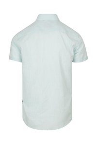 Lichtblauw overhemd met korte mouwen en een kraag. Gelaagd stof met een subtiel patroon. Afgeronde zoom en een label aan de zijkant.