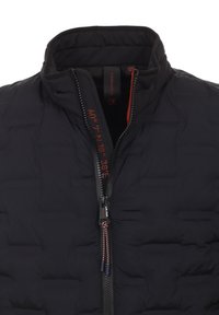 Gilet isolato nero con colletto alto, dotato di texture trapuntata, chiusura a zip, cuciture di accento rosse e coordinate stampate all'interno.