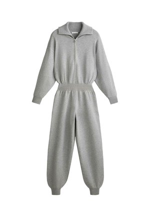 Tuta grigio con zip in morbido tessuto lavorato a maglia; presenta un colletto a coste, maniche larghe e una vita elastica. Polsini a costine alla caviglia.
