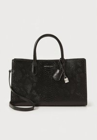 Sort håndtaske lavet af struktureret imiteret slangeskind, med to top håndtag, en aftagelig skulderrem og en lille metal låsehank.