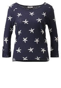 Laivaston sininen pitkähiha sademekko, jossa on valkoinen meritähtikuvio. Valmistettu kevyestä kankaasta, pyöreä kaula-aukko ja hihansuissa on resorit.