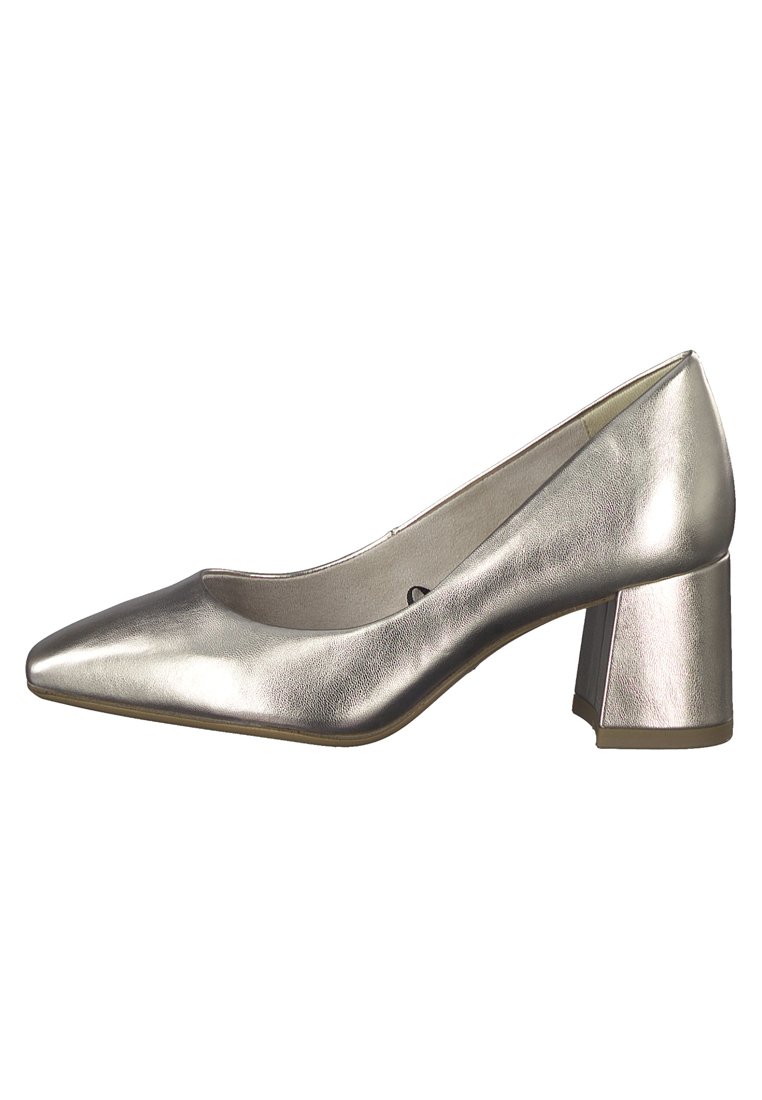 Metallisch zilveren high heel schoen met een spitse neus, een gladde textuur en een brede blokhak voor stabiliteit. Het interieur heeft een lichte padding.