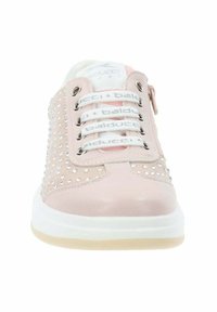 Sneaker rosa chiaro con tessuto texturizzato, dettagli in strass, lacci bianchi e suola cushioned; progettato per comfort e stile.