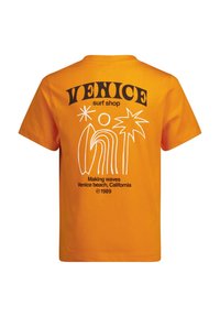 T-shirt in cotone arancione con un design grafico bianco che presenta il testo "VENICE surf shop", forme astratte e palme sul retro.