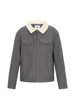 Harmaa vetoketjullinen takki, jossa on kaksi rintataskua ja valkoinen fleecekaulus, pitkät hihat ja suora helma.