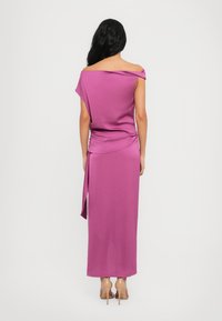 Rochie ajustată, cu umerii goi, dintr-un material solid de culoare roz aprins, cu un design plisat și detalii cu legare pe lateral, extinzându-se până la glezne.