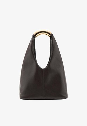 Bolso de mano de cuero negro con una silueta única, que presenta un asa redonda de oro. Textura suave y diseño minimalista con parte superior abierta.