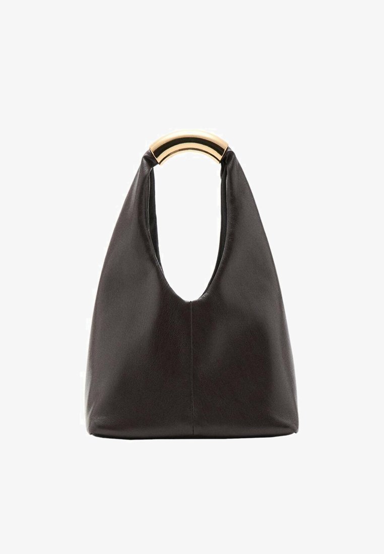 Sac en cuir noir avec une silhouette unique, doté d'une anse en or arrondie. Texture lisse et design minimaliste avec un haut ouvert.