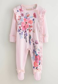 Rosa Babystrampler mit Blumen- und Vogeldruck, Rüschensaum auf einer Seite, Druckknöpfen und kleinen Schleifen an den Füßen.