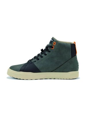 Hoge sneaker in donkergroen en zwart met oranje veteroogjes, beige zool, zwarte veters en een gestructureerde zwarte hieltab met een oranje trek lus.