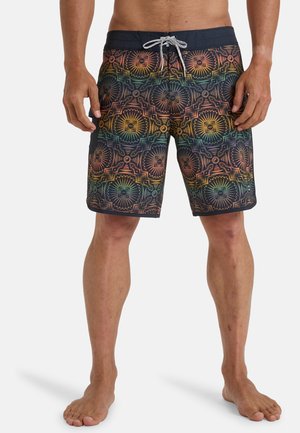 Herren-Schwimmshorts mit einem bunten geometrischen Muster in Blau, Orange und Grün; aus leichtem, schnell trocknendem Material hergestellt.