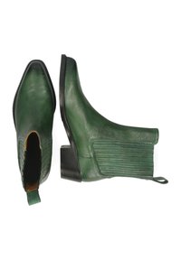 Zielone skórzane botki za kostkę z zaostrzonym noskiem, o fakturze prążkowanej i niskim czarnym obcasie typu blok, zaprojektowane do łatwego zakładania.